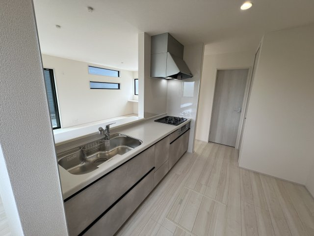 あきる野市伊奈　新築戸建全15棟のキッチン|行き止まりがなく回遊動線になり、配膳・片付けなどの移動がスムーズになります♪