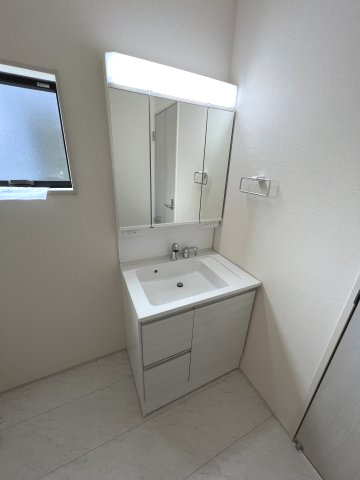 あきる野市伊奈　新築戸建全15棟の洗面所|身だしなみを整えやすく、収納たっぷりの三面鏡付洗面化粧台☆