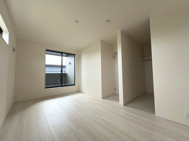あきる野市伊奈　新築戸建全15棟の洋室|【洋室2】季節物の衣類もスッキリ収納できるウォークインクロゼット付き