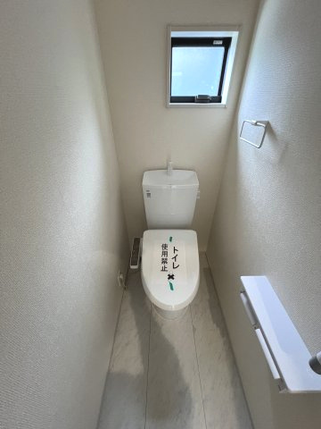 あきる野市伊奈　新築戸建全15棟のトイレ|2階温水シャワートイレ