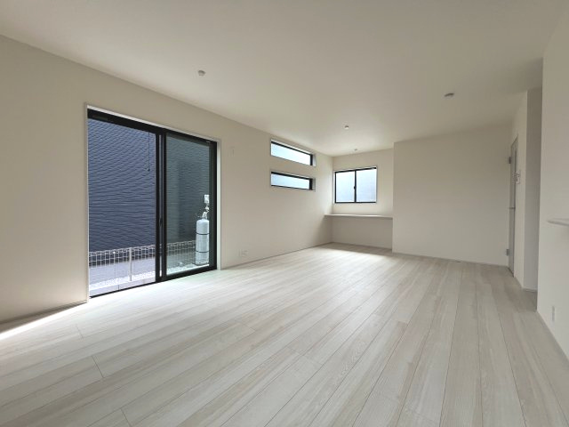 あきる野市伊奈　新築戸建全15棟の居間・リビング|20帖の広々LDKです。大きなソファやおしゃれなダイニングセットなど、お気に入りのインテリアで家族団らんの時間がより一層充実して過ごせます。