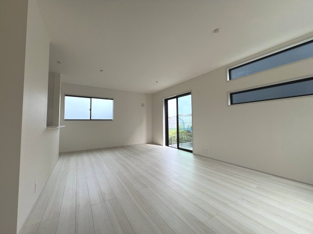 あきる野市伊奈　新築戸建全15棟の居間・リビング|ご家族みんながゆったりくつろげる広々リビング。お子様が元気にはしゃぐ姿が目に浮かびます。