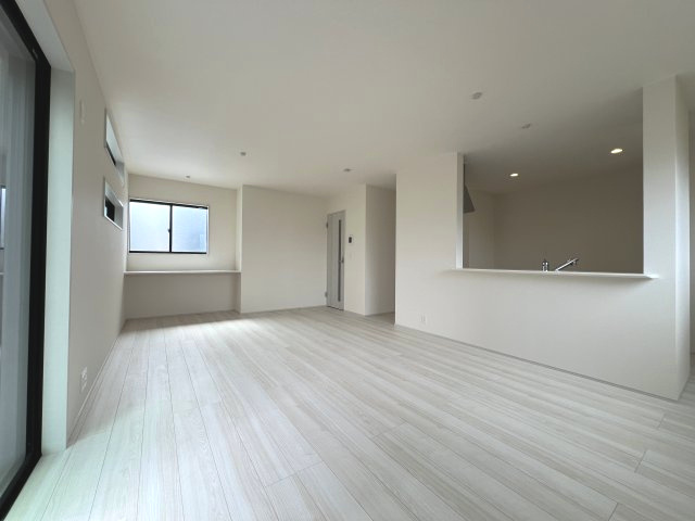 あきる野市伊奈　新築戸建全15棟の居間・リビング|白を基調とした明るいリビング☆