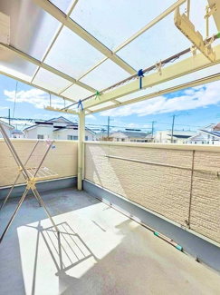 【バルコニー】 | 太平寺　中古一戸建 | ゆとりあるバルコニーです！屋根がついているので、突然の雨でも洗濯物が濡れにくく安心ですね♪