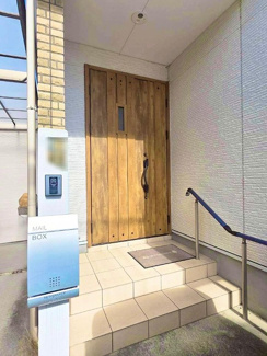 【エントランス】 | 太平寺　中古一戸建 | １階に約６帖の防音室もあります♪外の雑音を遮断し、テレワークやオンライン会議、読書や勉強に集中できますね♪楽器演奏、映画鑑賞、カラオケなど、夜間でも制限なしに楽しむこともできますね！