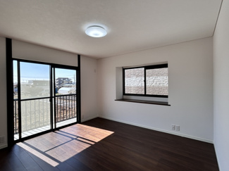 【洋室】 | 海老名市中新田4丁目 中古戸建て | 2面採光・南面に窓：洋室8.5帖（2階）
