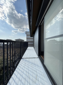 【バルコニー】 | 海老名市中新田4丁目 中古戸建て | 二部屋から行き来できる南向きバルコニー