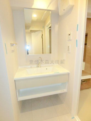アストラルH・T・Kの洗面所|3面鏡の独立洗面台　洗濯機置き場　洗面脱衣所