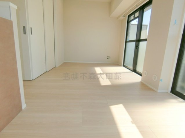 アストラルH・T・Kの居間・リビング|南西向きの明るいLDK11.2帖　カウンターキッチンのリビングダイニングキッチン