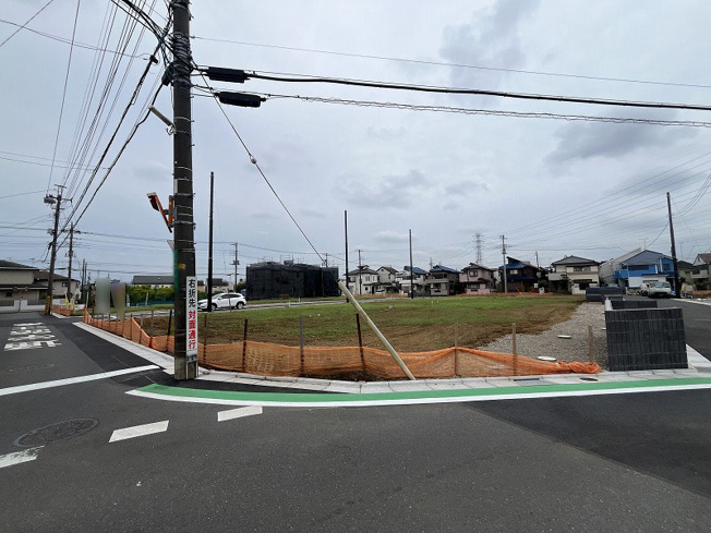 【外観】 | 新座市池田4丁目　新築一戸建住宅　全40棟　(保谷店) | 小学校まで徒歩8分　低学年のお子様も通学が安心です。