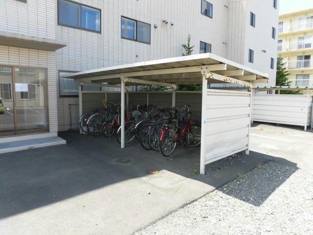 ファミールエステートの駐車場