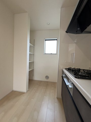 あきる野市伊奈　新築戸建全15棟のキッチン|キッチン横にはパントリー付き♪食品や日用品のストックの置場に困りません。