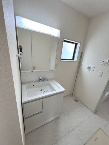あきる野市伊奈　新築戸建全15棟の独立洗面台|身だしなみを整えやすく、収納たっぷりの三面鏡付洗面化粧台☆