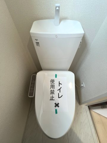 あきる野市伊奈　新築戸建全15棟のトイレ|1階温水シャワートイレ