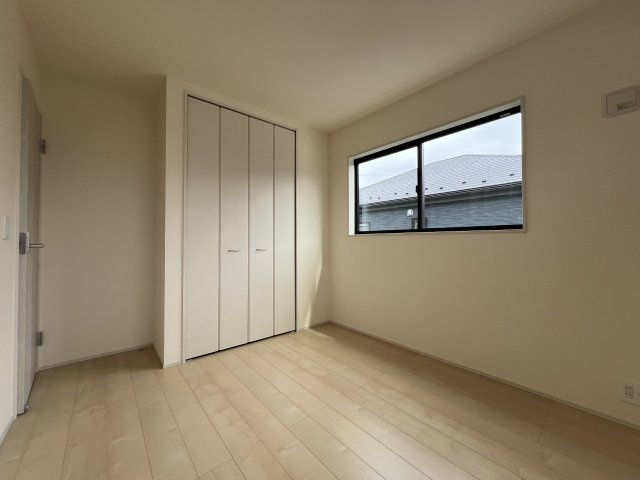 あきる野市伊奈　新築戸建全15棟の洋室|【洋室2】収納スペース