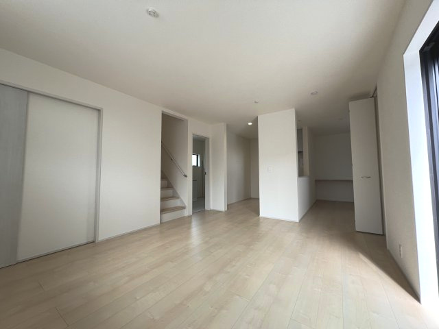 あきる野市伊奈　新築戸建全15棟の居間・リビング|外出や帰宅時に必ずリビングを通る動線。顔を合わせる機会が増え、家族のコミュニケーションが充実します。