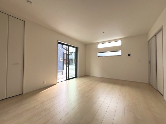 あきる野市伊奈　新築戸建全15棟の居間・リビング|20帖の広々LDKです。大きなソファやおしゃれなダイニングセットなど、お気に入りのインテリアで家族団らんの時間がより一層充実して過ごせます。