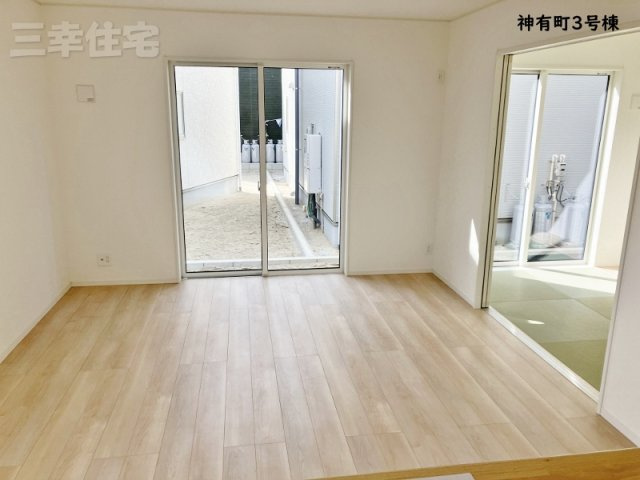 碧南市神有町の居間・リビング|15.5帖のリビングは3.7帖の洋室と続き間になります