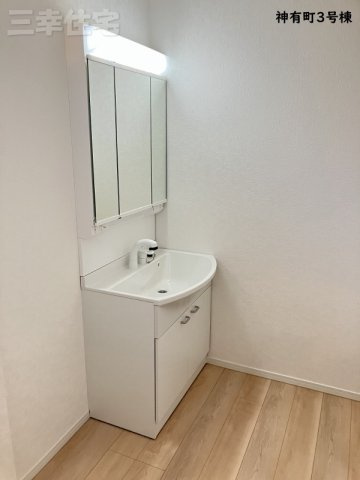 碧南市神有町の洗面所|嬉しい３面鏡ついつい長居してしまいそう。もちろんシャワー水栓です♪