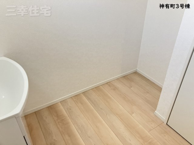 碧南市神有町の洗面所|洗面室にある収納棚が置けるスペース