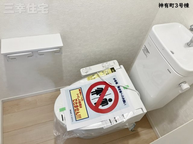 碧南市神有町のトイレ|1階2階ともにシャワートイレです。大変便利な収納棚がついています