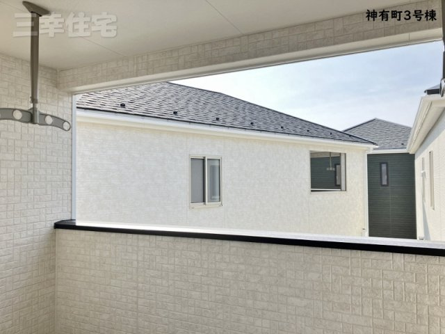 碧南市神有町のバルコニー|屋根のあるバルコニーは、天候や外からの視線を気にせず過ごせるプライベート空間です。ご家族で、お子さんと一緒に、お一人でゆっくり、多彩な時間を創出します♪