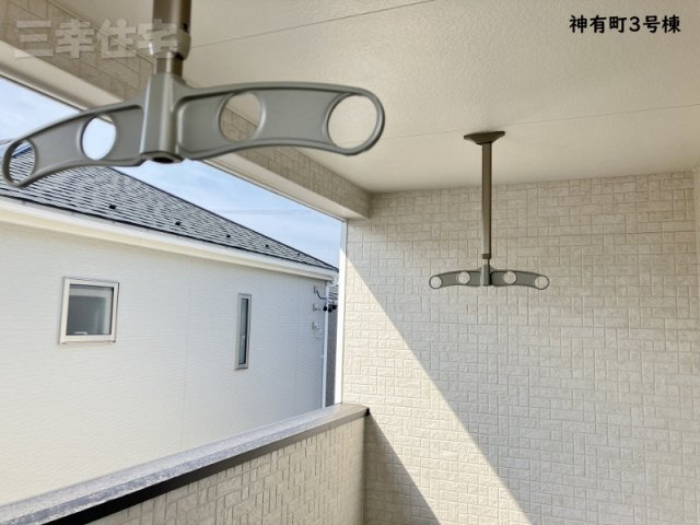 碧南市神有町のバルコニー|屋根のあるバルコニーには物干し設備あります！