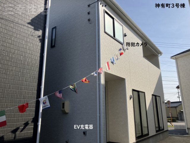 碧南市神有町の設備|玄関の鍵はスマートキー、防犯カメラの映像はスマートフォンで確認できます。EV車の充電設備もあって充実してますね