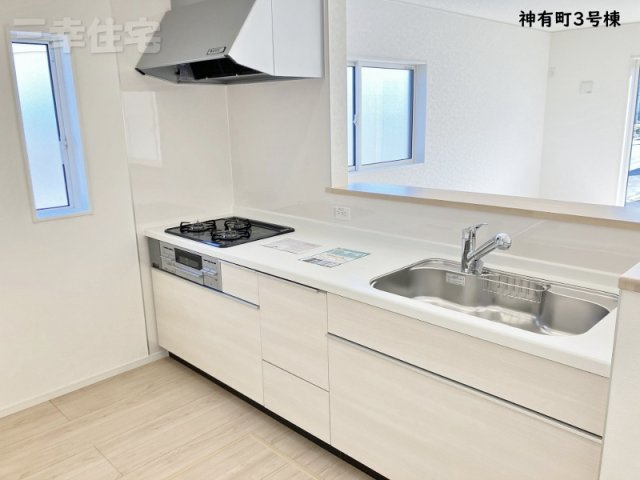 碧南市神有町のキッチン|ご家族の笑顔を見ながらお料理できる対面式システムキッチン。浄水器も付いてます！