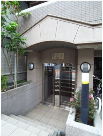 ロイヤルアメニティー東池袋のエントランス