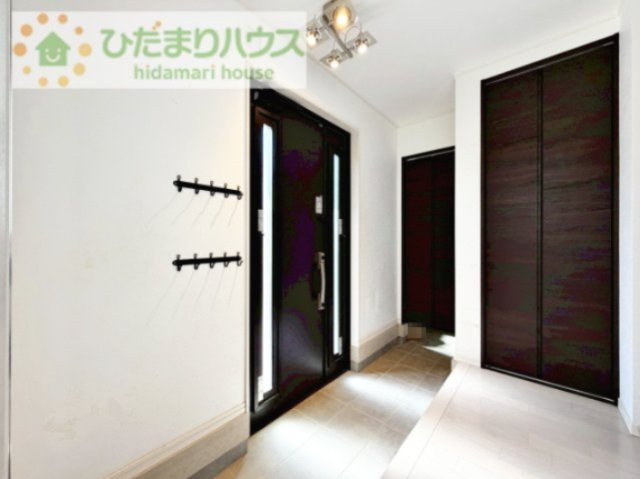 【玄関】 | つくばみらい市陽光台2丁目　中古戸建 | シューズクロークもあるので、お子様の用品や趣味のものまでたくさんしまえます☆
