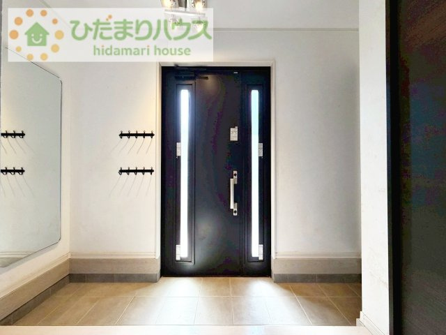 【玄関】 | つくばみらい市陽光台2丁目　中古戸建 | ワイドな玄関でみんな一緒に靴を履けます☆
