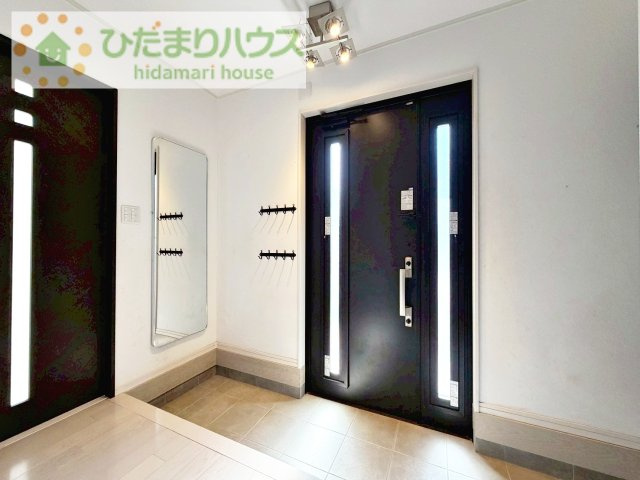 【玄関】 | つくばみらい市陽光台2丁目　中古戸建 | 姿見でお出かけ前の最終確認(^^)/