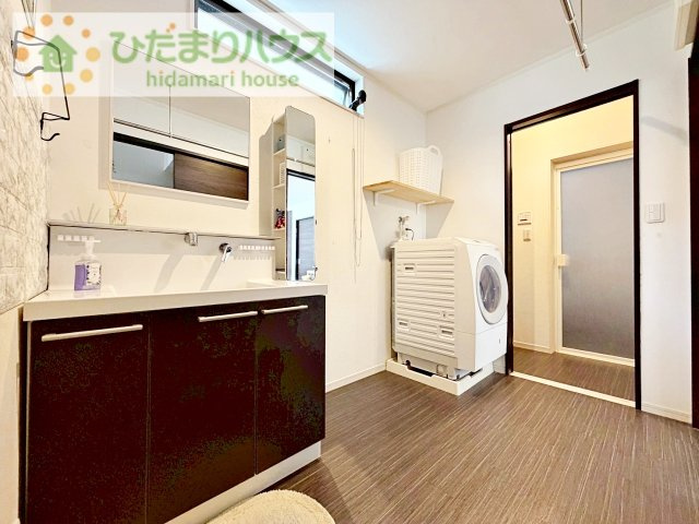 【独立洗面台】 | つくばみらい市陽光台2丁目　中古戸建 | 女性の多いご家庭に最適！鏡が多くて助かります♪