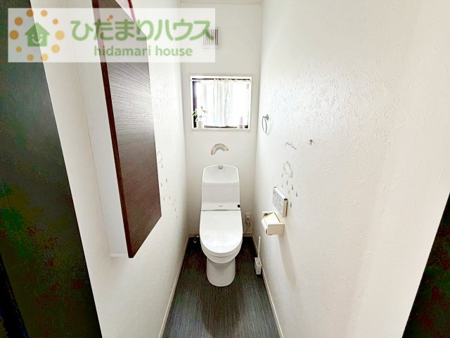 【トイレ】 | つくばみらい市陽光台2丁目　中古戸建 | 小窓の付いた明るいトイレ♪収納があり、スッキリまとまります！
