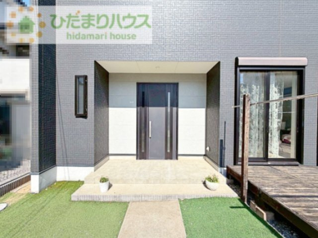 【玄関】 | つくばみらい市陽光台2丁目　中古戸建 | 玄関前は屋根があるので雨の日でも安心です♪