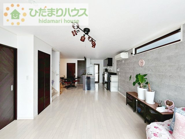 【居間・リビング】 | つくばみらい市陽光台2丁目　中古戸建 | 奥行きのあるリビング！自然と家族が集まります♪