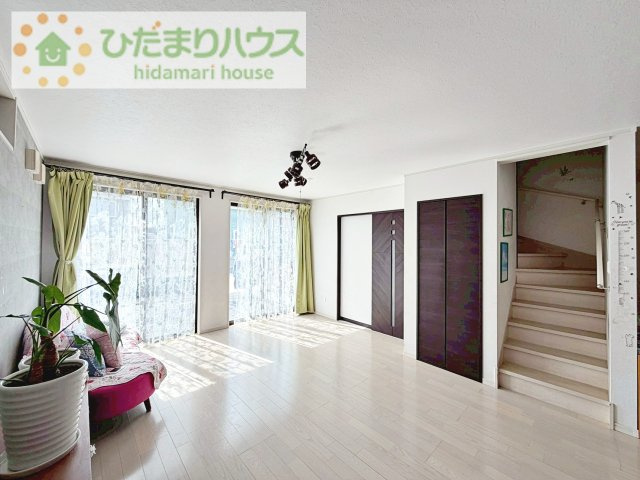 【居間・リビング】 | つくばみらい市陽光台2丁目　中古戸建 | リビング階段なので、家族と必ず顔合わせが出来ます(*'▽')