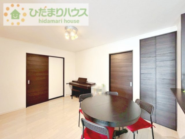【居間・リビング】 | つくばみらい市陽光台2丁目　中古戸建 | ちょっとしたスペースにも収納を完備♪