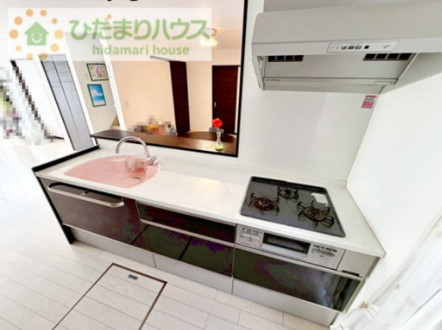 【キッチン】 | つくばみらい市陽光台2丁目　中古戸建 | キッチンからはLDK全体が見渡せるため、お子様を見ながらのお料理も捗ります！