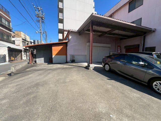 若宮町４丁目倉庫の駐車場