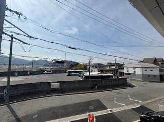 【展望】 | 南区向洋新町3丁目【全2区画】No2　 | バルコニーからは遮るもののない、開放的な眺望が広がります。周囲は低層の建物が多く、陽光や通風を妨げない穏やかな住環境です。遠くの山々を望むことができ、季節の移ろいを感じられます。