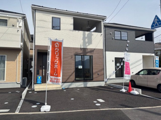 【外観】 | 南区向洋新町3丁目【全2区画】No2　 | 南側に大きく開口部を設けた、日当たり重視の設計です。並列2台の駐車スペース（車種による）を確保しており、前面道路との高低差も少ないため、日々の入出庫がストレスなく行えます。