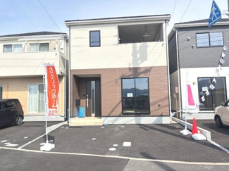 【外観】 | 南区向洋新町3丁目【全2区画】No2　 | 2色の外壁を組み合わせたモダンな外観デザイン。前面には並列駐車が可能なスペースを確保しています。南面に大きな窓を配置しており、室内への採光にも配慮された設計です。