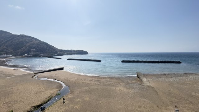 売土地　伊豆市小土肥の周辺|防災と観光の機能を高度に融合させた、日本初の津波避難複合施設「テラッセ オレンジ トイ」から見る土肥海水浴場。車で5分。