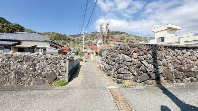 売土地　伊豆市小土肥の外観|暴風壁が設けられており、強風時にも安心して暮らせる配慮がされています。