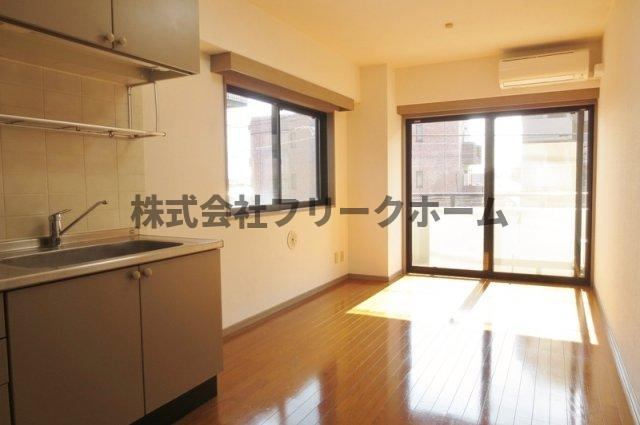 武蔵野市中町２丁目の賃貸マンションの居間・リビング