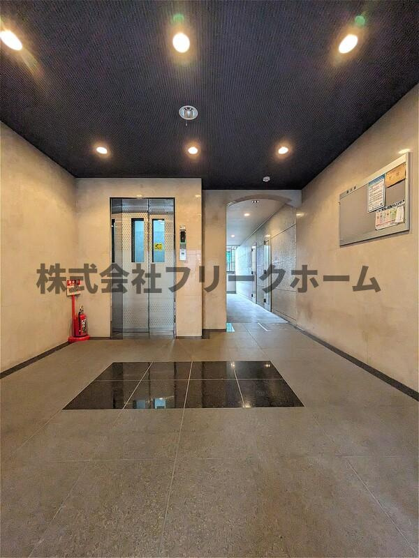 武蔵野市中町２丁目の賃貸マンションのエントランス