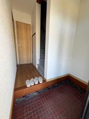 【室内きれいでエアコン付き】高知市神田　中古一戸建ての玄関|仕切りで生活感を隠せる、スッキリ玄関設計
