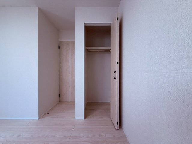 【収納】 | 豊島区千早４丁目　新築戸建て | 衣類や荷物をしっかり収納できる便利なクローゼット付きです